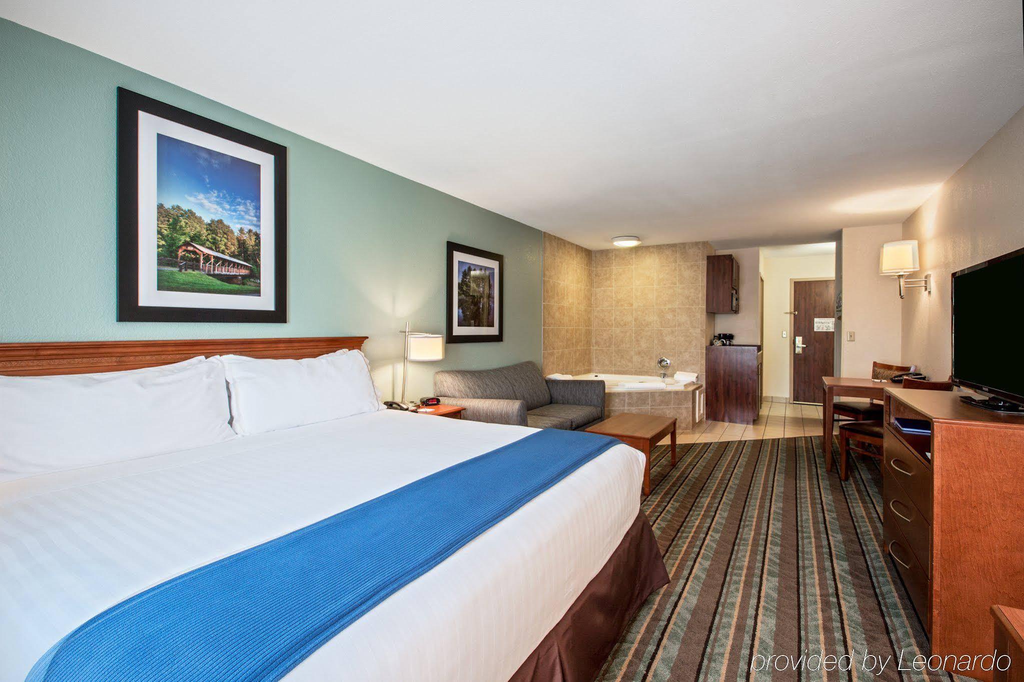 Holiday Inn Express & Suites Salamanca, An Ihg Hotel Exterior photo